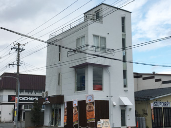 山形県山形市某テナントビル修繕工事|アクセントが生きるポップなテナントビルへ