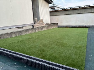人工芝生設置完了