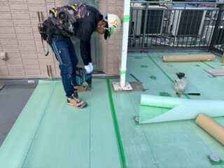 屋上緩衝材下貼り