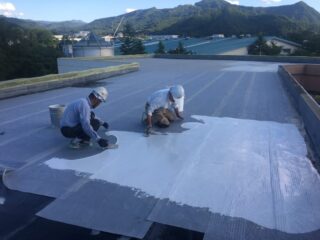 絶縁シート貼り付け