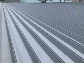 工場折板屋根｜超速硬化ウレタン防水｜遮熱防水工法