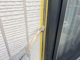 サッシまわりシーリングプライマー塗布